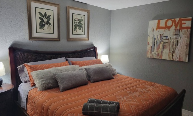 Parkside Apartamento | Condo#3. KING SIZE BED, HIGH SPEED INTERNET and FREE PARKING.