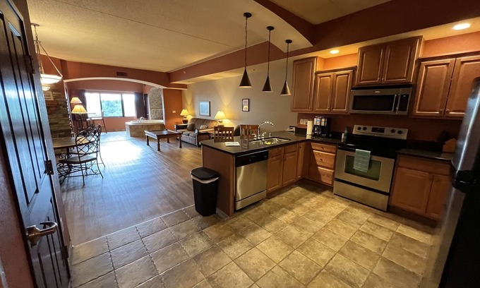 Wisconsin Dells Condominio | Condo at Chula Vista. Outdoor pools - FREE to guests - open all summer!
