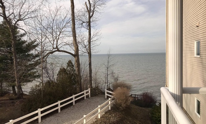 Geneva-on-the-Lake Condominio | Condo at Lake Erie Vista, Unit 201 - Private Beach, Balcony, Pool