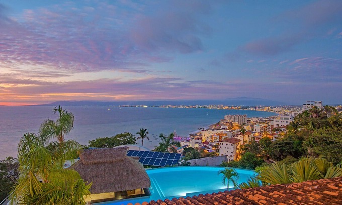 Conchas Chinas Condominio | Condo, 3 hab magnífico con vistas a la Bahía de Banderas. Puestas de sol y fuegos artificiales diarias !!