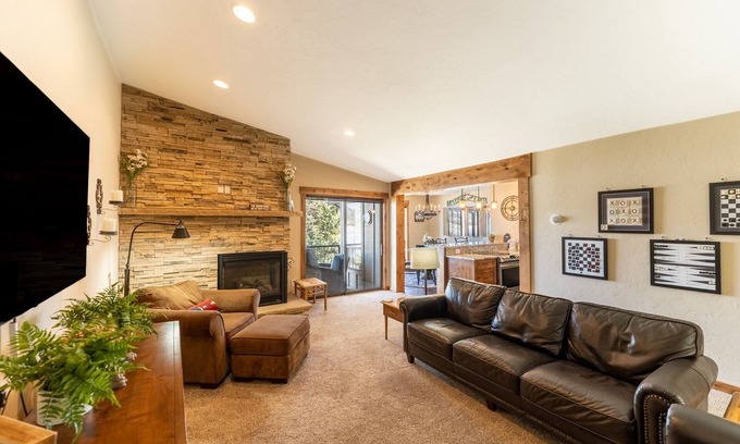Dillon Condominio | Condo in Dillon Overlooking Amphitheater & Sweeping Mountain & Lake Views!