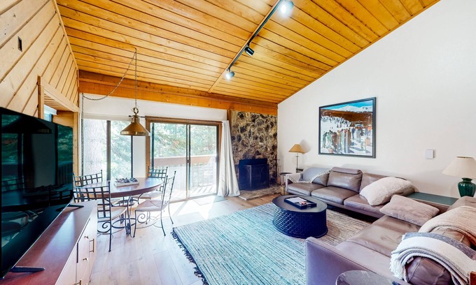 Lakeshore Condominio | Condo near lake & skiing with on-site pool, hot tub, & sauna
