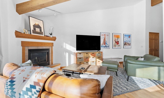 Willow Grove Casa | Condo Near Ski Resorts w/ Stunning Mountain Views & Shared Hot Tub!