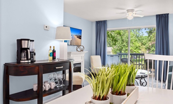 North Charleston Condominio | Condo overlooking Pond