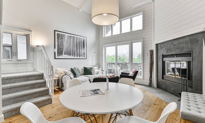 Mont-Tremblant Condominio | Condo Overlooking Mont-Tremblant & Lake