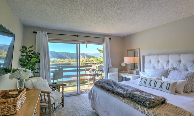 Carbondale Condominio | Condo Overlooking Pond w/ 2 Fly Fishing Badges, Golf, Tennis & 24 Mi. to Aspen!