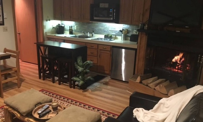 Mancelona Condominio | Condo that sleeps 8 near Torch Lake with a pool, hot tub, sauna and fitness room