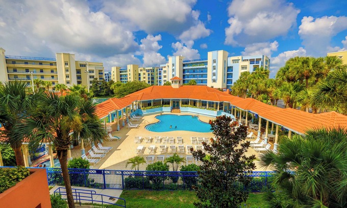 New Smyrna Beach Condominio | 🌴🐠Condo w/ Short Walk to Private Beach Access 🏖️ & Loaded w/ Amenities 🌊🎾🏀