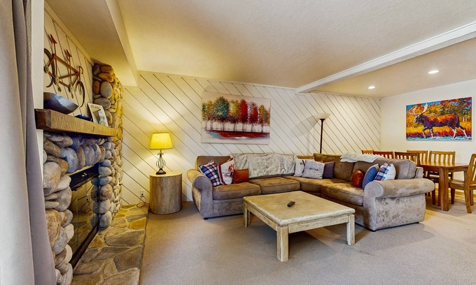 Elkhorn Village Casa | Condo with deck, fireplace, full kitchen, and mudroom area