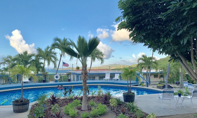 Christiansted Condominio | Island Condo con vistas, aire acondicionado y seguro. Cerca del centro y playa.