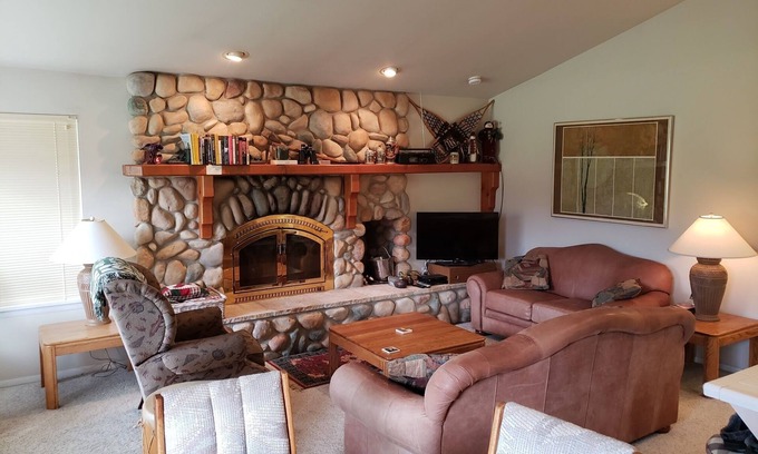 Downtown Leavenworth Condominio | Condo with Mountain Views Walking Distance to Town
