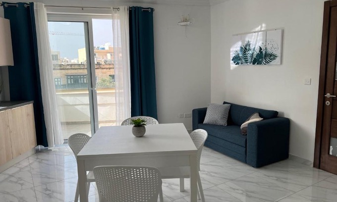 Gzira Apartamento | Condo with Patio overlooking Piazza