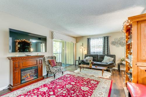 Deltona Lakes Apartamento | Condo with Pool and Beach Access Near Theme Park