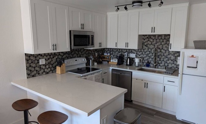 Oakland Ave - Harrison St Apartamento | Condo with Pool + Secure Parking