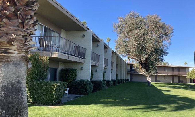 Palm Desert Complejo | Condo within walking distance to El Paseo for shopping and restaurants.