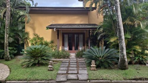 Maresias Casa | Condominio Vila dos Tucanos Canto Moreira 1 quadra da praia , 4 quartos , 3 banheiros ,q tenis, piscina , churrasqueira privativa ,portaria 24 hs