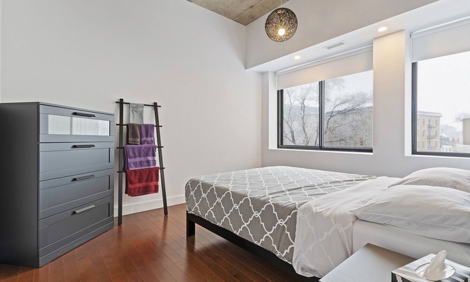 Plateau Mont Royal Condominio | Condotel LeLuxe St-Denis St - mtlFlats