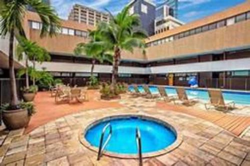 Downtown Honolulu Apartamento | Condotel with Free Parking Wifi Central AC
