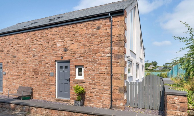 Beckermet Cabaña | CONEY GARTH RETREAT, family friendly, with hot tub in Beckermet