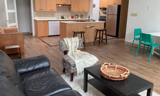 Oakridge Casa | Conference and Self-Isolation Paradise in Kerrisdale/Oakridge