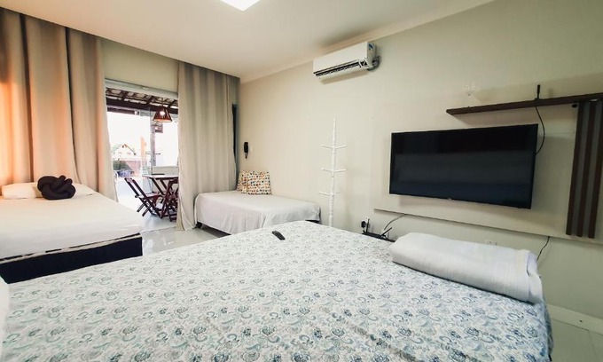 Arembepe Apartamento | Confortável casa em Arembepe,100 metros da Praia com Churrasqueira Piscina e Wi-fi