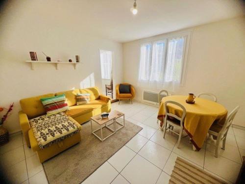 Amelie-les-Bains-Palalda Apartamento | Confortable F3 à Amélie-les-Bains avec Parking Facile et WIFI, proche du Centre et des Cures - FR-1-703-187