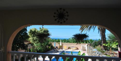 Icod de los Vinos Apartamento | Confortable Estudio con Terraza, Piscina y Barbacoa para Escapadas