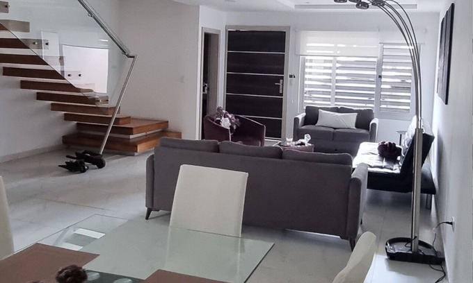 Cuenca Casa | Confortable segura y con estilo, casa completa más suite en Cuenca.