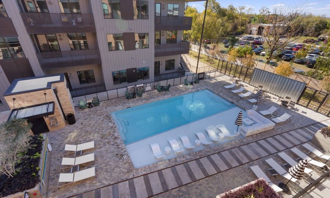 East Congress Apartamento | Congress King Suite I Pool, BBQ, Dog Park & Gym!