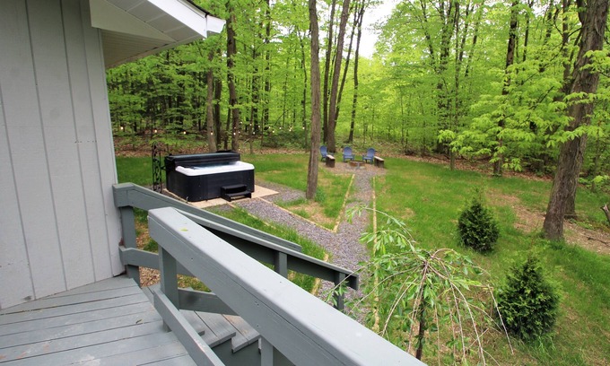 Conneaut Lakeshore Cabaña | Escapada a Conneaut - con jacuzzi y pozo de fuego rústico