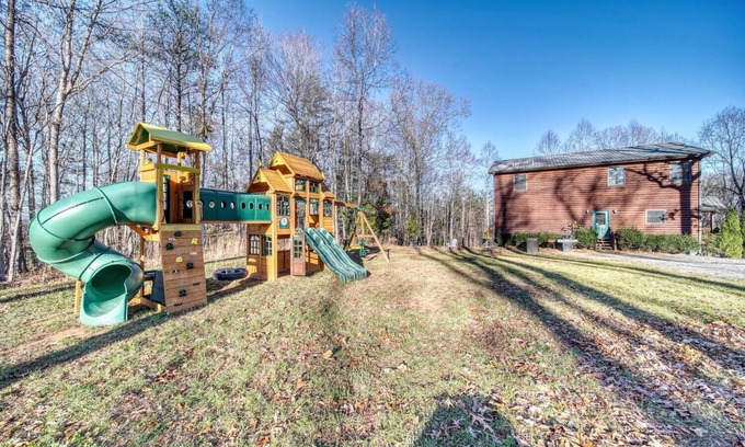 Young Harris Casa | Conners Ridge Cabin is next to a small family Goat farm