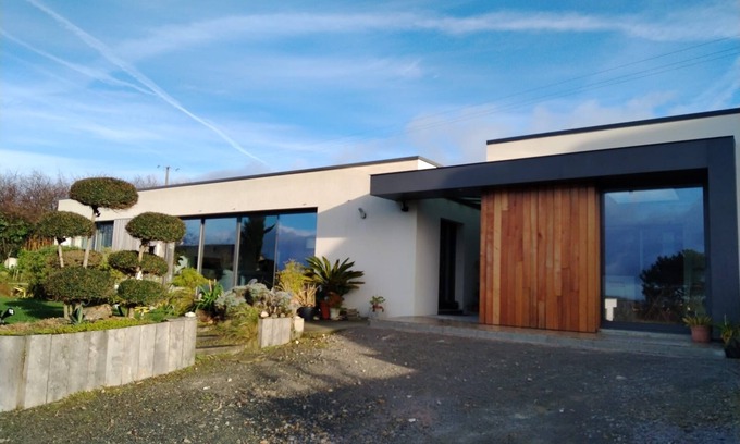 Saint-Jean-de-la-Riviere Casa | Contemporary house