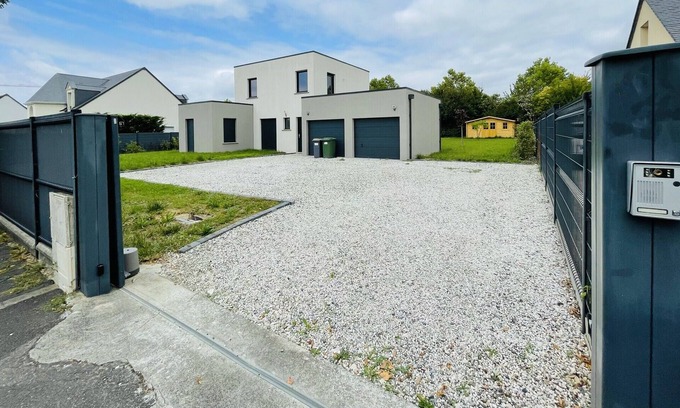 Saint-Cyr-sur-Loire Casa | Contemporary house with garden in Saint-Cyr-sur-Loire