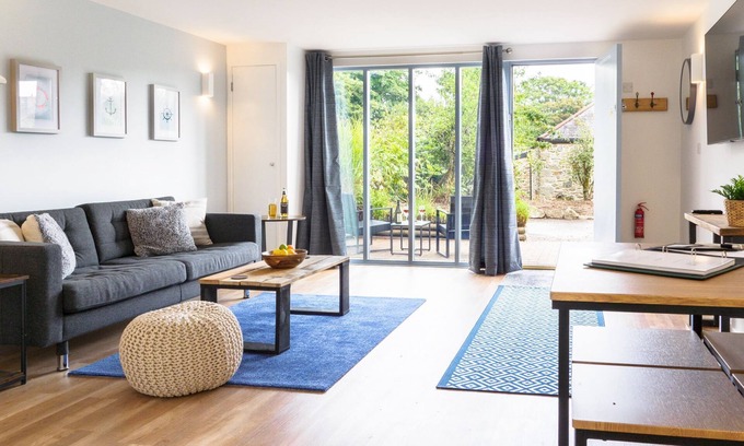 Falmouth Cabaña | Contemporary 1 bed property with shared pool/hot tub nr Falmouth/Helford River