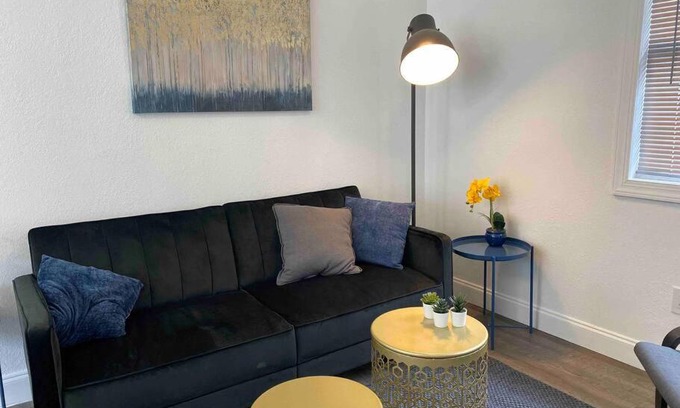 Tampa Heights Apartamento | Contemporary 1-Bedroom Private Bungalow Walk to Armature & Riverwalk