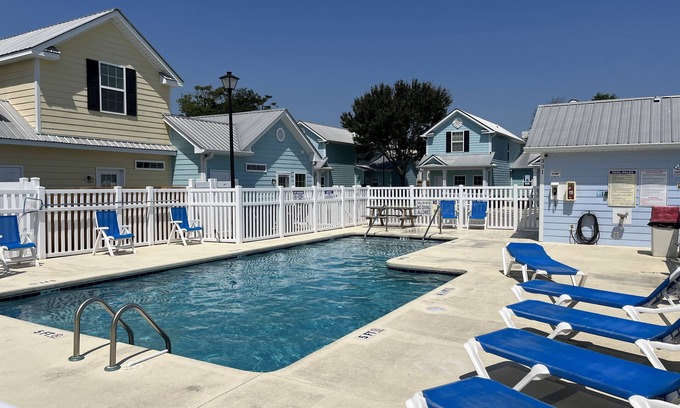 Myrtle Beach Cabaña | ¡Cabaña contemporánea de 2 dormitorios, a 1 cuadra de la playa!