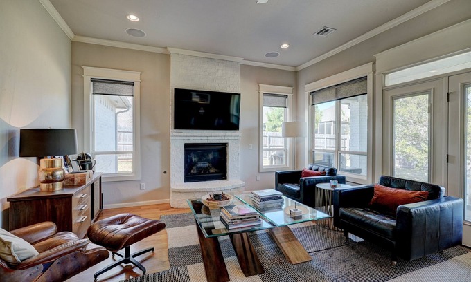 Edmond Casa | Contemporary 3 BD / 2B home in Edmond