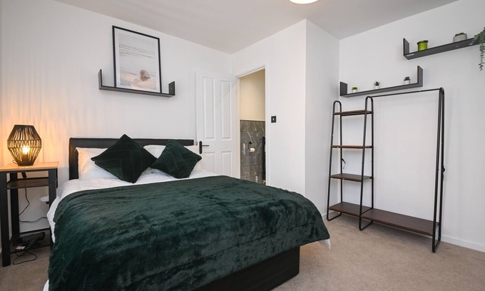 Harwich Casa | Contemporary 3-Bed Home: Ideal for Short or Long-Term Stays