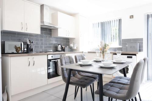 Leigh Casa | Contemporary 3 Bedroom Home with Garden & Parking