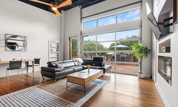 Dripping Springs Casa | Contemporary 3BR Country Gem Swim Spa & Fire Pit