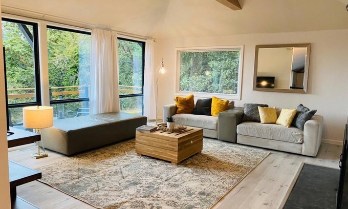 South Hills Casa | Contemporary 3bedroom / 2 bathroom house close to UO