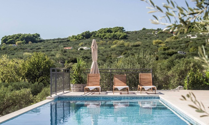 Sumartin Casa | Contemporary 4 bedrooms house, pool, spacious garden