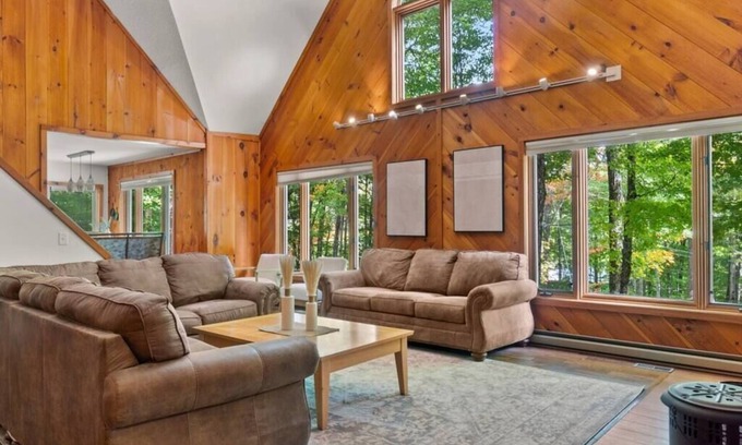 West Dover Casa | Contemporary 4-BR Alpine Chalet 10-min to Mt. Snow