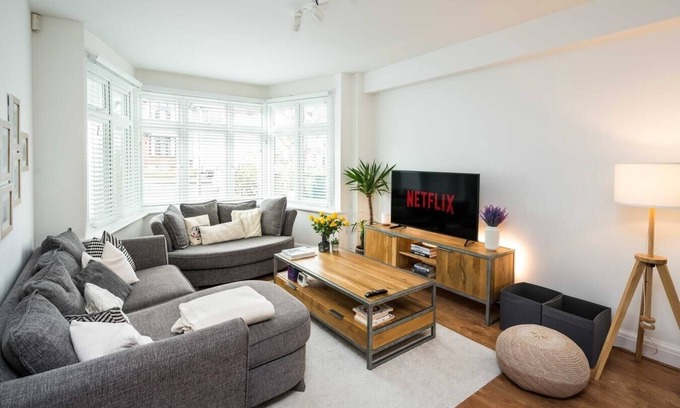 Woodhouse Casa | Contemporary 5 Bedroom with Garden North Finchley