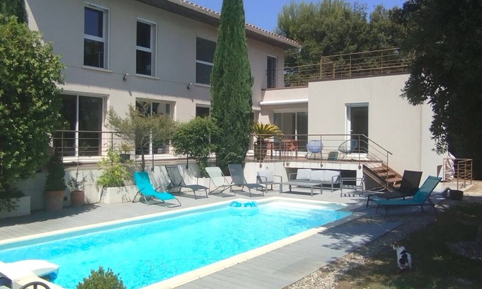 Les Angles Villa | Contemporary air-conditioned villa with pool and garden; very close to Avignon.