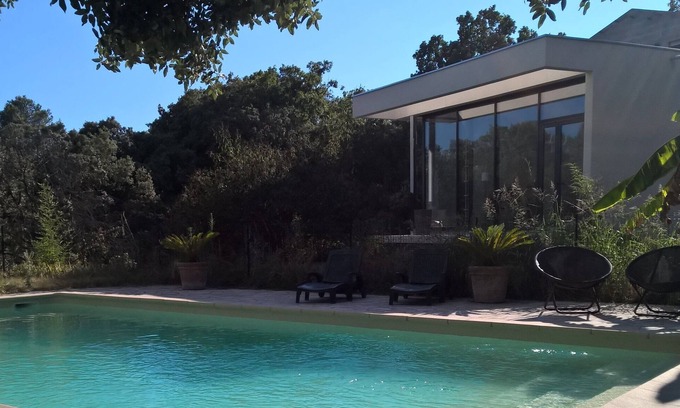 Assas Villa | Villa contemporánea en gran jardín mediterráneo con árboles, piscina protegida