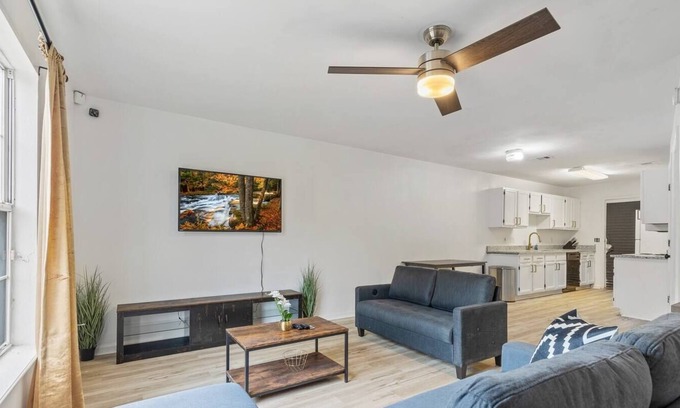 Griffin Heights Casa | Contemporary and Lux Townhome - 5 mins to FSU
