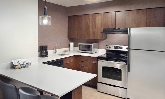 Morrisville Apartamento | Contemporary and spacious hotel! Pets Allowed, Pool!