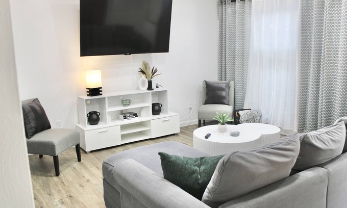 St. Charles Casa | Contemporary AND Cozy! Sleeps 6!