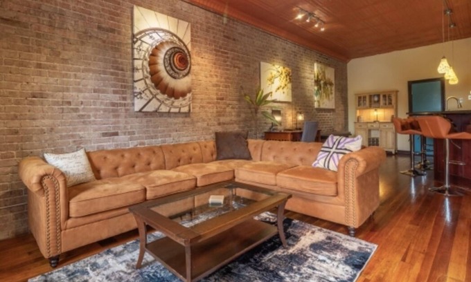 Neosho Apartamento | Contemporary apartment on the square!